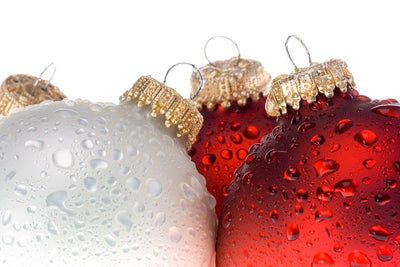Vor- und Nachteile von Weihnachtskugeln aus Glas / Kunststoff