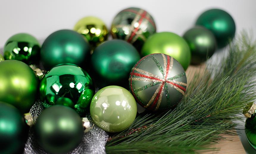 Weihnachtskugeln in Grün